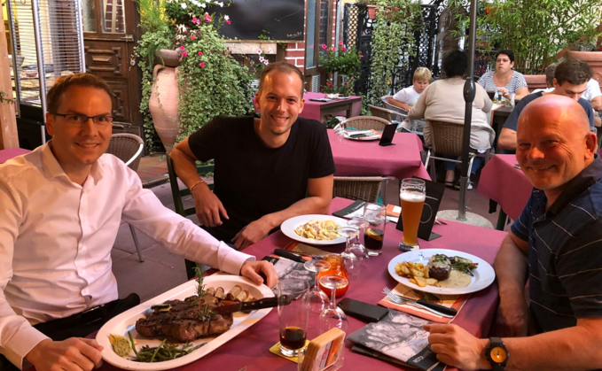 Er trinkt keinen Alkohol, ißt keine Schokolade, aber serviert Steaks und holt sich so Aufträge ab: Philip Semmelroth (li) mit den Ralf Huck und Sohn Chris von Tanss Ticketsystem