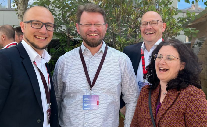 Auf dem Kickoff von Lenovo im vergangenen Sommer: Bytec-Chef Reinhold Egenter (3.v.l.) und Carolin Leßmeister mit Lenovo-Manager Stefan Loibl (1.v.l.) und Steffen Nehls (Bytec).