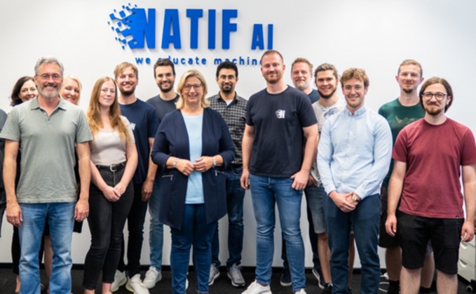 Die Ministerpräsidentin des Saarlandes, Anke Rehlinger (Mitte), bei ihrem Besuch von natif.ai im Sommer 2022.