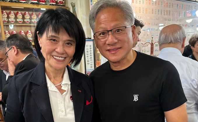 Eva Chen, CEO von Trend Micro, und Nvidia-Chef Jensen Huang kündigen eine strategische Kooperation an.