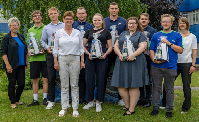 Übernimmt 8 von 10 Auzubis, die alle bei Bluechip ihre IHK-Prüfung erfolgreich bestanden haben. Anja Petzold von Bluechip (ganz rechts).