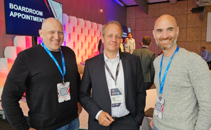 Rund ein Dutzend Partner aus Deutschland besuchten die XChange EMEA 2024: Sven Meyer (Sprecher von Also ANW) war in seiner Funktion als GF EDV-Partner da, Andreas Schober (li.) und Jan Bindig (re.) für die Kooperation Kiwiko.