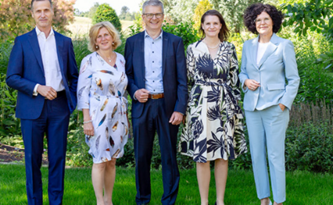 Bechtle-CEO Thomas Olemotz, Karin Schick und ihr Ehemann Jürgen Hinderer, beide: Gerhard und Ilse Schick Stiftung, Geschäftsführerin Bechtle Stiftung gGmbH Julia Loza Roger, sowie Antje Leminsky, COO der Bechtle AG (v.l.n.r.).