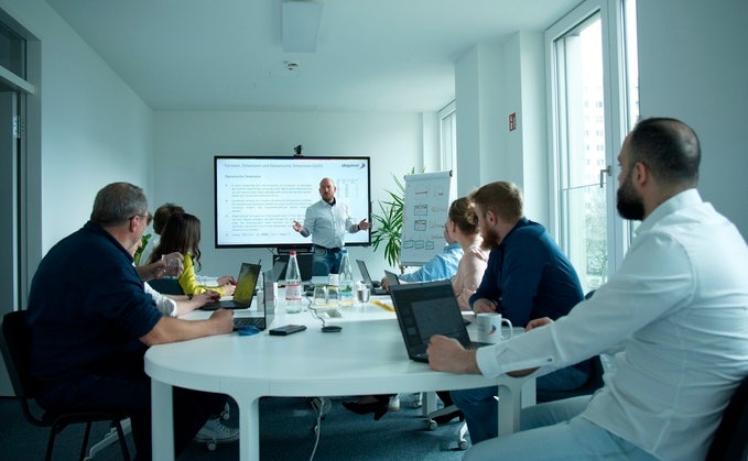 Die Akquinet Academy vermittelt jetzt theoretisches Wissen und praktische Erfahrungen mit Microsoft Fabric, Qlik und weiteren Datenmanagement-Tools. (Foto: Akquinet)